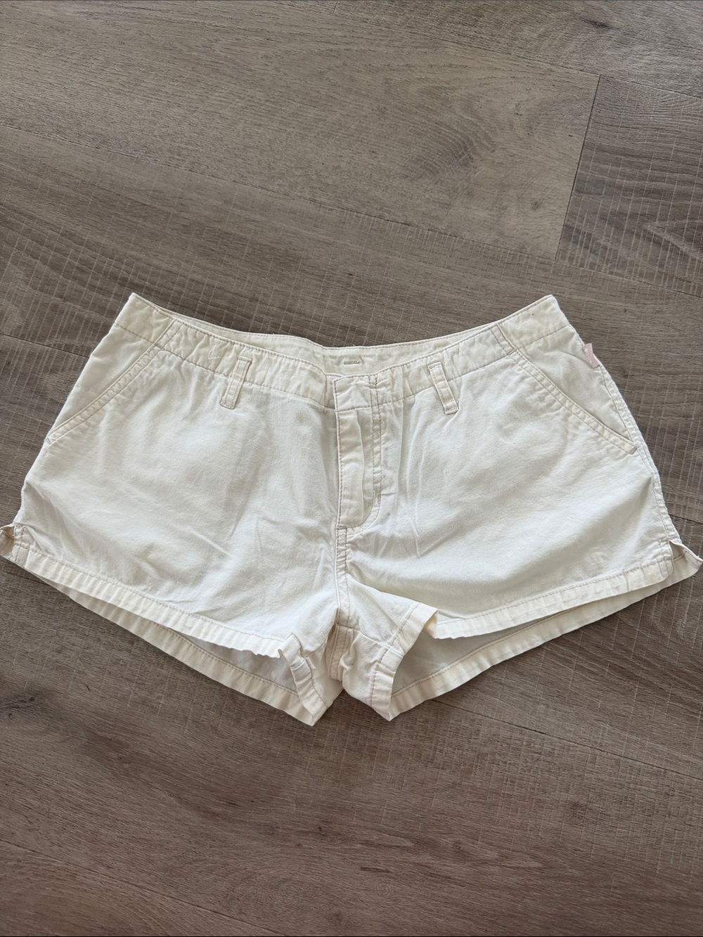 Vintage Y2K Roxy Womens White low rise Stretch shorts with pockets.